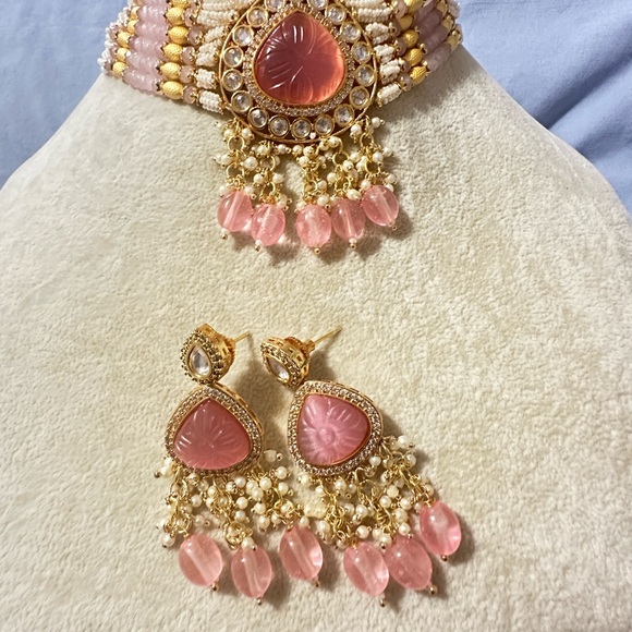 Elegant Pink and Gold Tyanni Kundan Jewelry Set with rice pearl beads - Picture 3 of 6